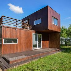 Двухэтажная дачная бытовка с отделкой «под брус» - Производство блочно-модульных зданий 